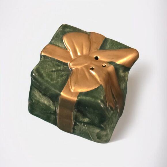 Fitz and Floyd Salt and Pepper Shaker Set Santa Sitting on a Present - Picture 5 of 9